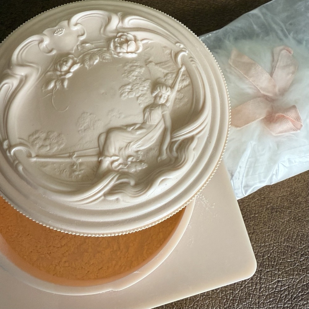 Vtg White Shoulders Bath Powder 8 Oz Poof Art Deco Style Embossed Lid w/ Powder
